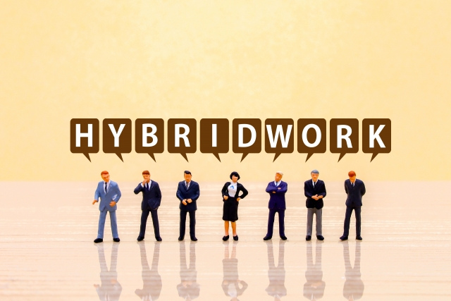 ハイブリッドワークの定義と特徴を示す図